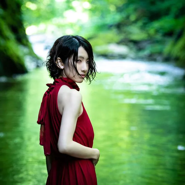 緑の渓流と赤ドレス撮影 ひみたさん